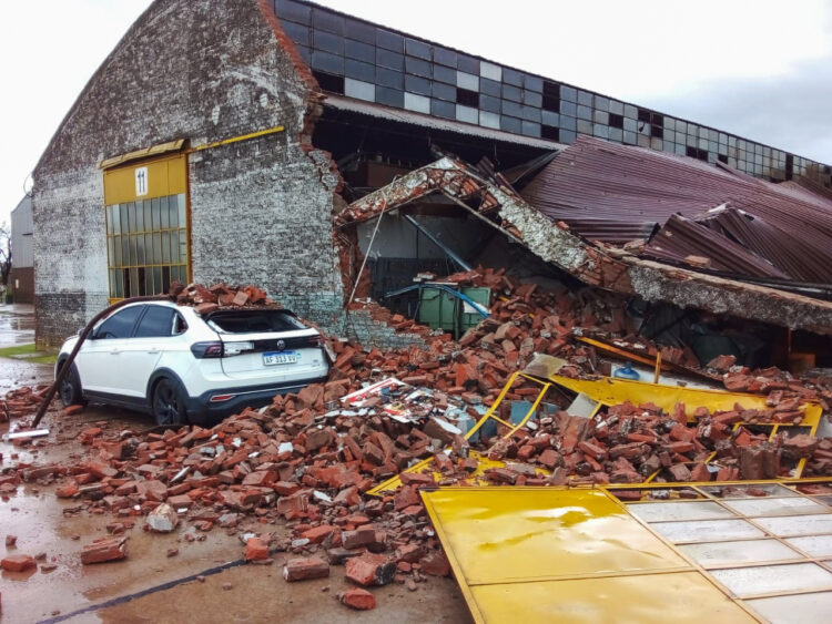 Caos tras el temporal en el Amba: una mujer muerta, voladuras de techos, inundaciones y cortes de luz