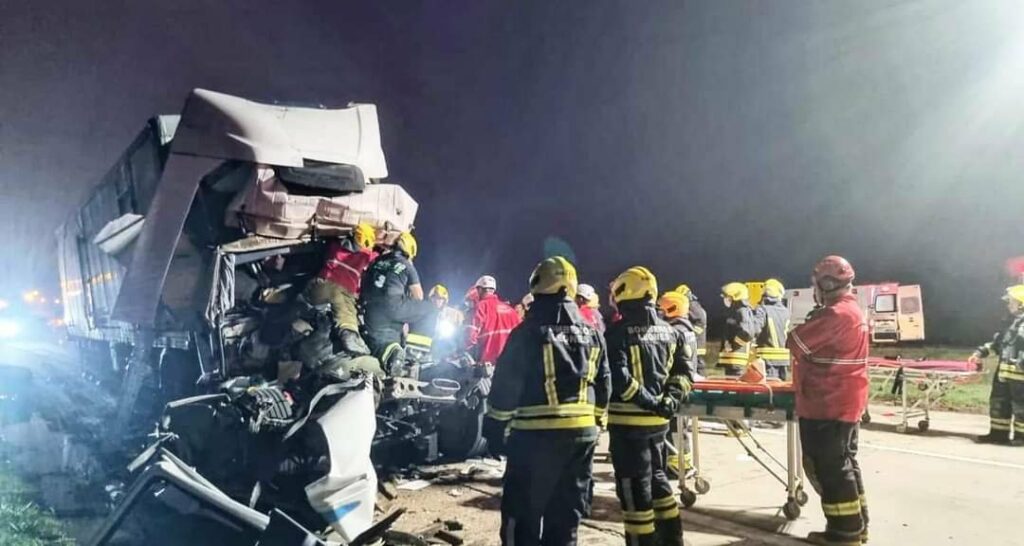 Bomberos lograron rescatar a un chofer atrapado tras el choque de dos camiones