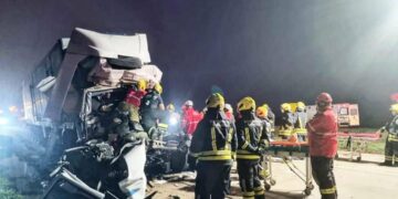 Bomberos lograron rescatar a un chofer atrapado tras el choque de dos camiones