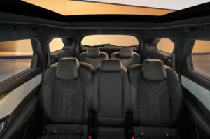 Peugeot presentó el nuevo SUV E-5008 de clase superior: siete asientos y hasta 660 km de autonomía