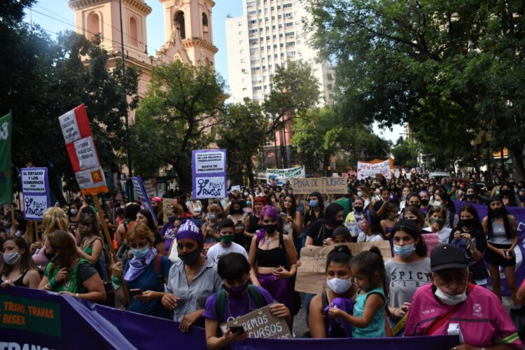 En Córdoba, miles de mujeres marchan hacia el Patio Olmos
