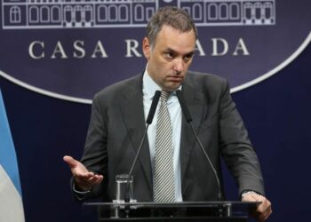 El Gobierno recibió un “particular” envío de China y que despidió a dos funcionarios