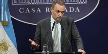 El Gobierno recibió un “particular” envío de China y que despidió a dos funcionarios