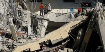 Israel atacó una emblemática torre residencial en el sur de Rafah ante el estancamiento de negociaciones