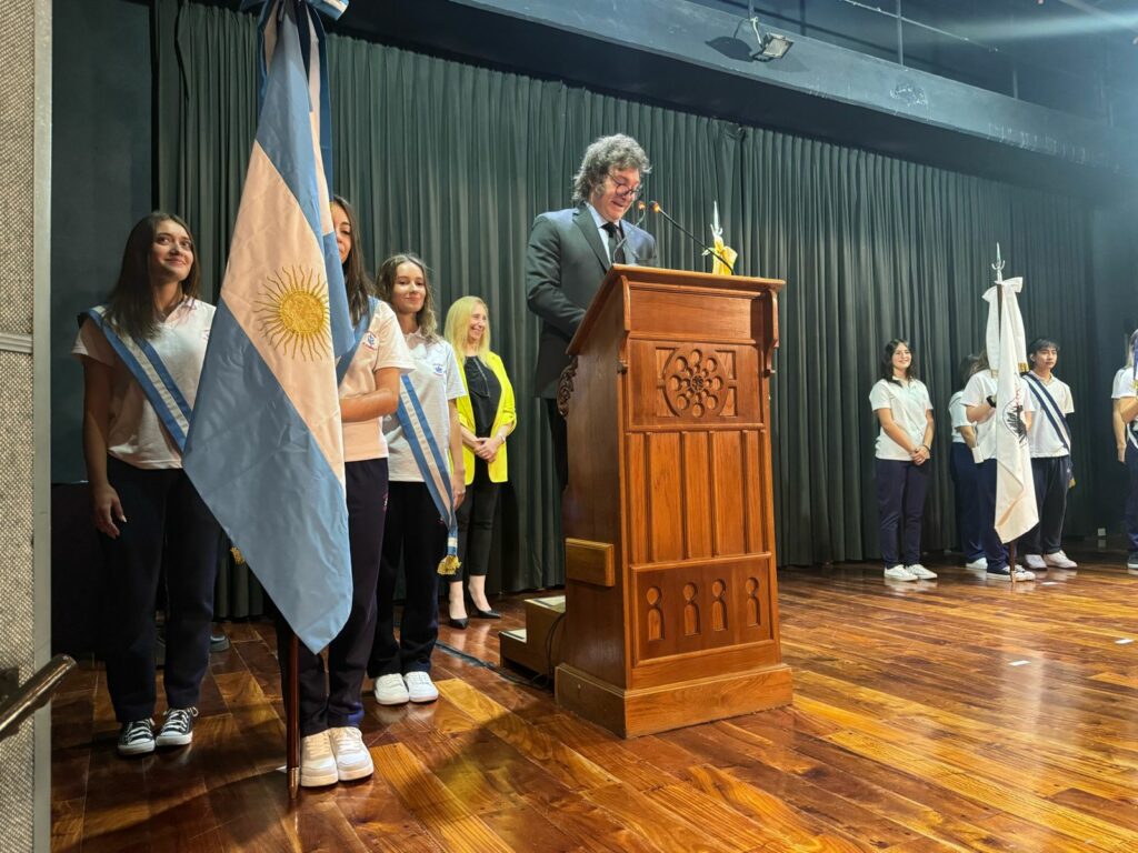 Dos alumnos se desmayaron mientras hablaba Milei en una escuela y el Presidente bromeó al respecto