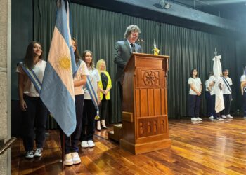 Dos alumnos se desmayaron mientras hablaba Milei en una escuela y el Presidente bromeó al respecto