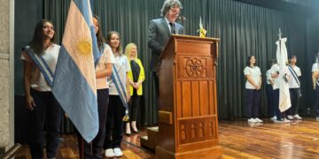 Dos alumnos se desmayaron mientras hablaba Milei en una escuela y el Presidente bromeó al respecto