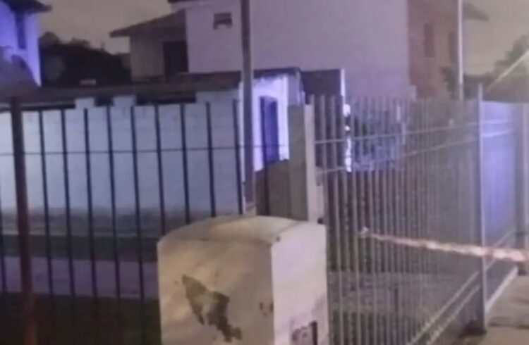 Un niño de 13 años intentó buscar su pelota del jardín de un vecino y sufrió una descarga eléctrica