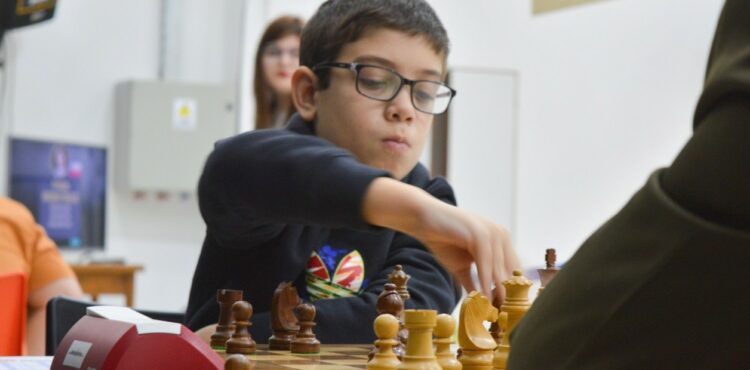 Faustino Oro, un argentino de 10 años, derrotó al número uno del mundo en ajedrez