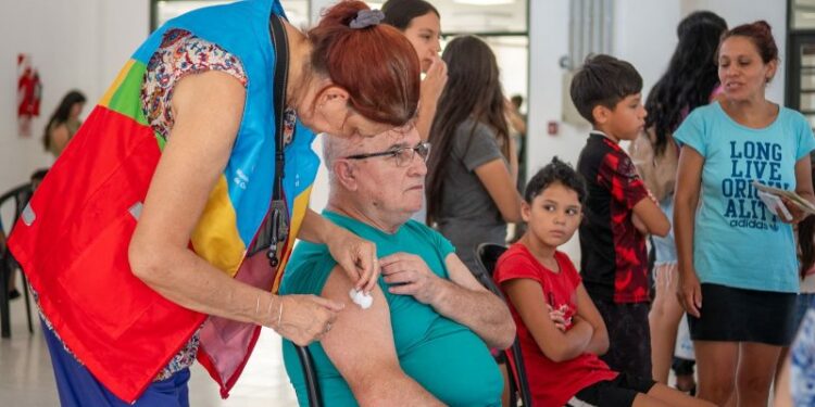 Comienza la vacunación gratuita contra la gripe en espacios municipales: así es el cronograma