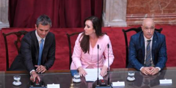 Villarruel abrió la Asamblea Legislativa a la espera de la llegada del Presidente