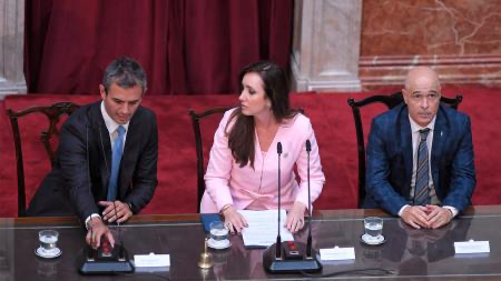 Villarruel abrió la Asamblea Legislativa a la espera de la llegada del Presidente