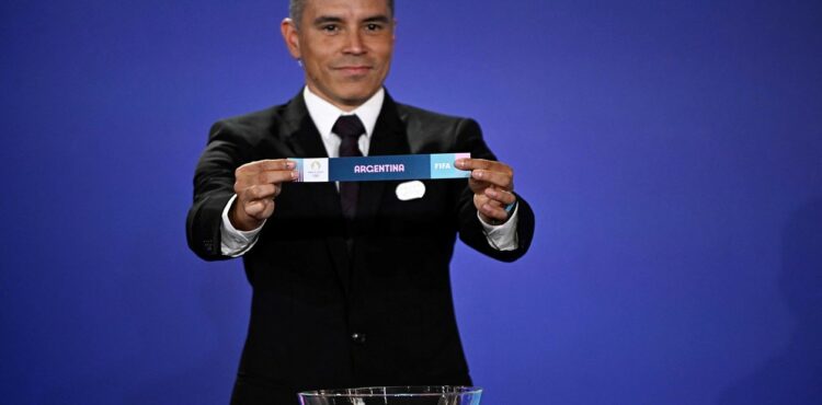 El ex delantero Javier Saviola participó del sorteo de los Juegos Olímpicos.