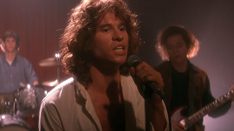 El actor Val Kilmer interpreta a Jim Morrison en la biopic de The Doors.