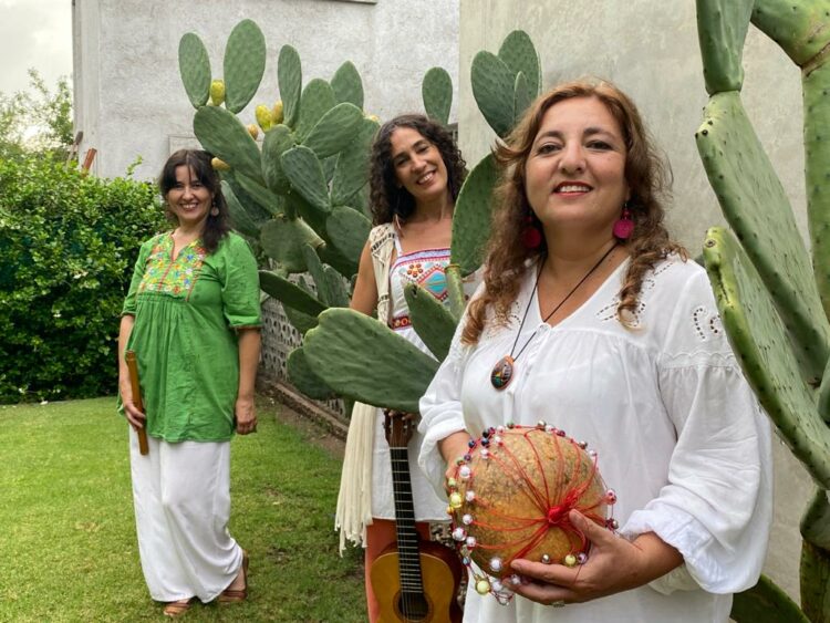 Las tres integrantes del grupo musical Aquamarina Música Clara.