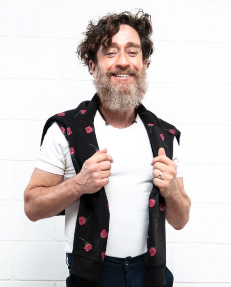 El actor y bailarín Carlos Paker obtuvo el premio Konex 2021 en la categoría intérprete masculino de musical.