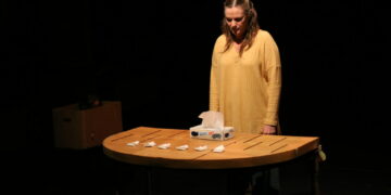 Un espectáculo reconstruye la memoria desde el altillo
