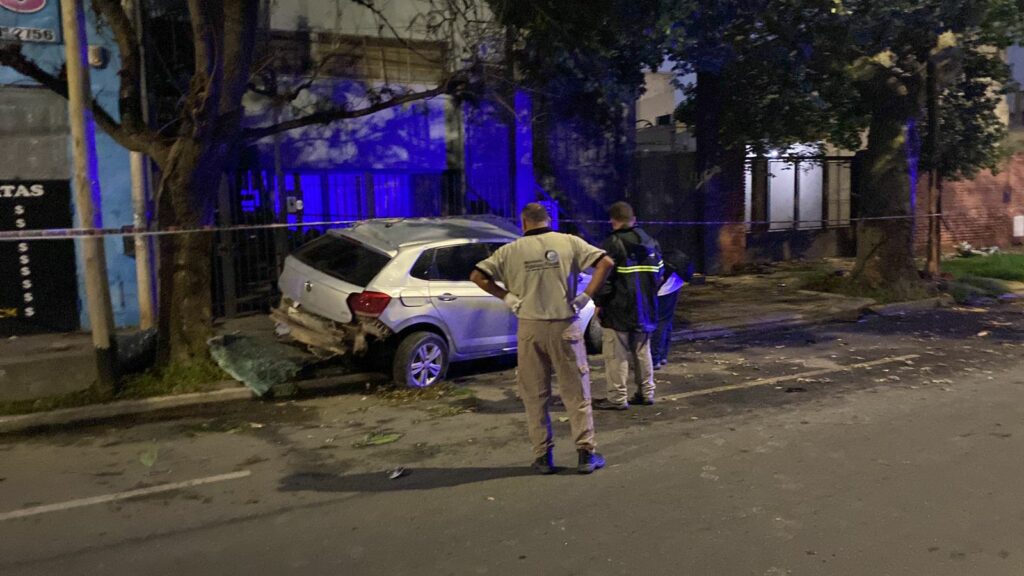 Accidente de tránsito: una mujer murió tras un fuerte choque contra un árbol