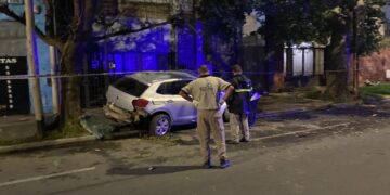 Accidente de tránsito: una mujer murió tras un fuerte choque contra un árbol