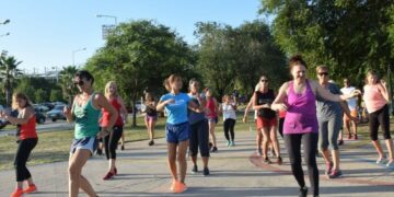 Comienzan las clases de gimnasia aeróbica gratuitas en el Parque del Kempes: días y horarios