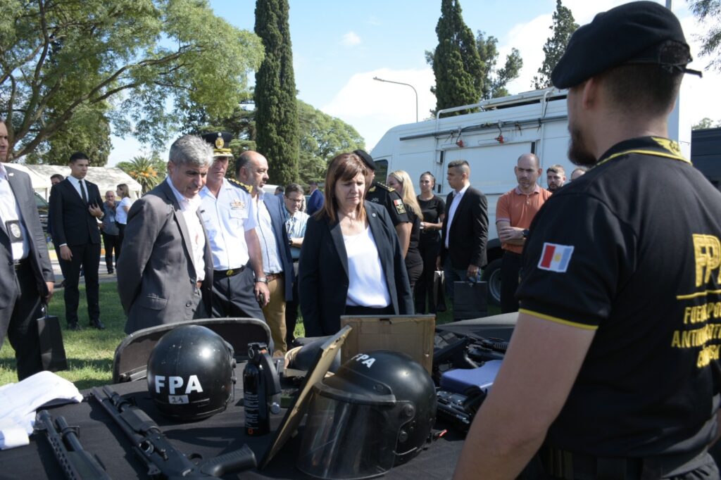 Bullrich llegó a Córdoba y recorrió la sede de la Fuerza Policial Antinarcotráfico