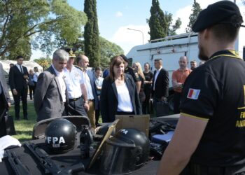 Bullrich llegó a Córdoba y recorrió la sede de la Fuerza Policial Antinarcotráfico