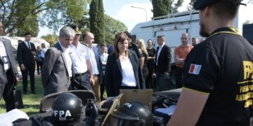 Bullrich llegó a Córdoba y recorrió la sede de la Fuerza Policial Antinarcotráfico
