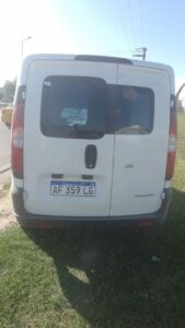 Un repartidor de Mercado Libre se bajó a hacer una entrega y cuatro delincuentes le robaron la camioneta
