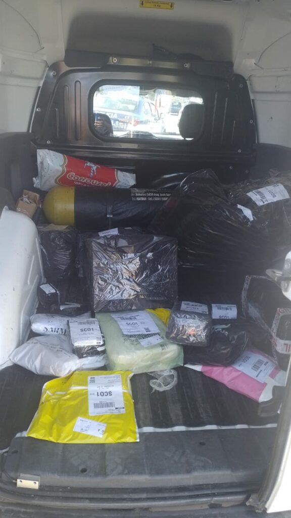 Un repartidor de Mercado Libre se bajó a hacer una entrega y cuatro delincuentes le robaron la camioneta