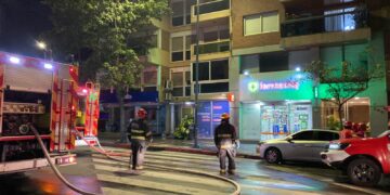 Un estudiante de 18 años falleció tras saltar desde el piso 12 de un edificio que se incendiaba