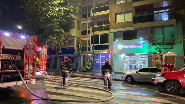 Un estudiante de 18 años falleció tras saltar desde el piso 12 de un edificio que se incendiaba