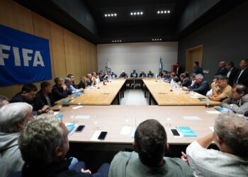 Tras el escándalo con Tevez, Tapia pidió no ventilar quejas en público