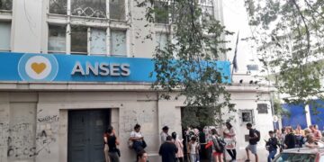 Milei anticipó el despido de 70.000 trabajadores públicos y defendió el ajuste del Estado
