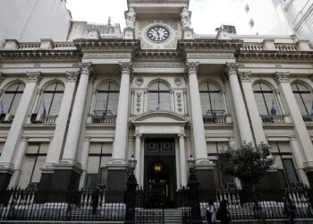 Los bancos siguen recortando los rendimientos de los plazos fijos