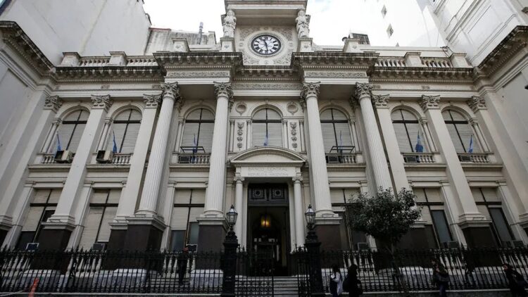 Los bancos siguen recortando los rendimientos de los plazos fijos