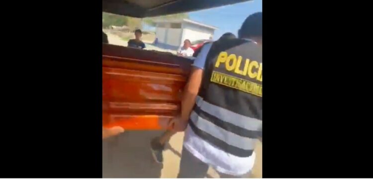 La Policía interrumpió un velorio y confiscó el ataúd con el cuerpo del finado adentro