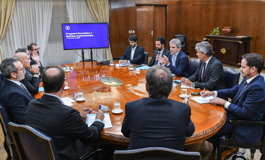 Con la mira en el fin de las promociones, Caputo se reunió con supermercadistas