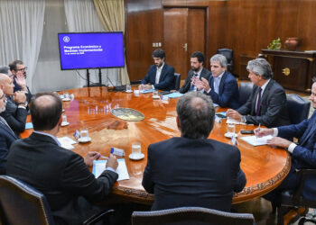 Con la mira en el fin de las promociones, Caputo se reunió con supermercadistas