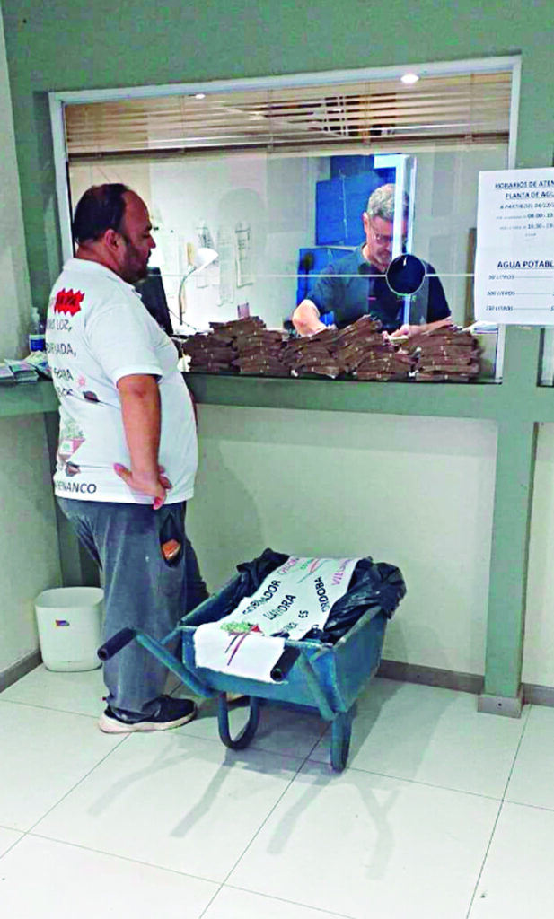 Pagó la luz con 8.400 billetes de $ 100