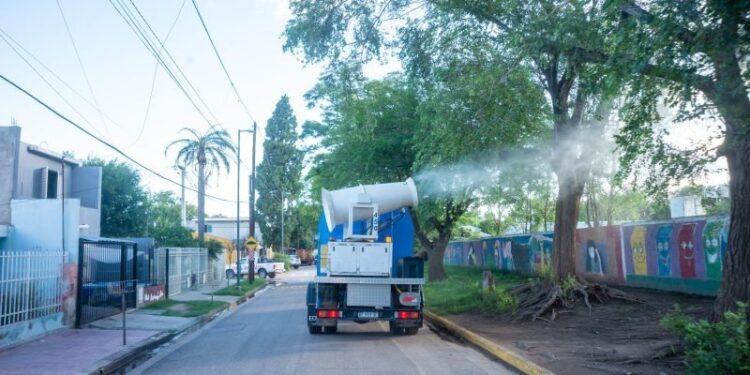 La Municipalidad continúa fumigando en doble turno de forma itinerante.