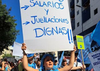 La propuesta para los docentes abarca los salarios hasta mayo