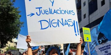 La propuesta para los docentes abarca los salarios hasta mayo