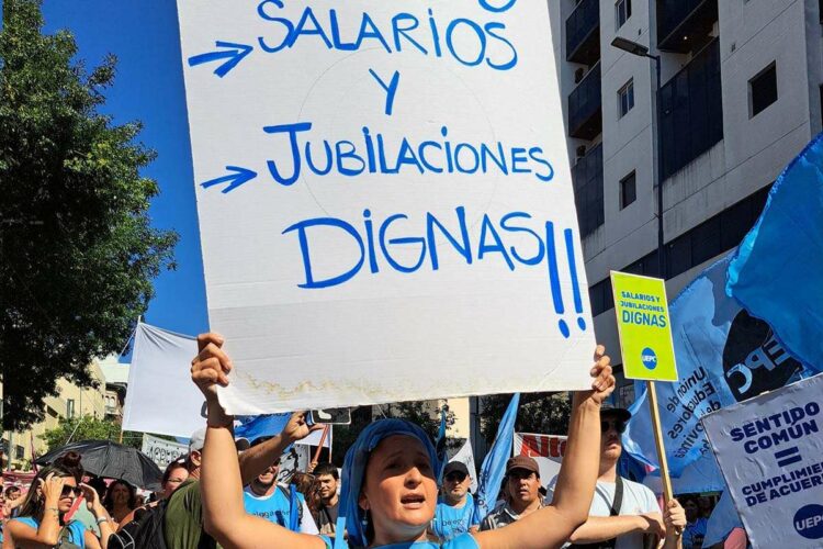 La propuesta para los docentes abarca los salarios hasta mayo