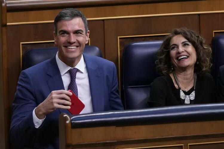 La satisfacción de Pedro Sánchez, junto a la vicepresidenta María Montero.