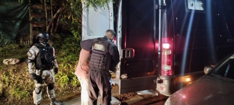 Madre, padre e hijas, presos por vender drogas a través de un taller y una despensa como pantalla