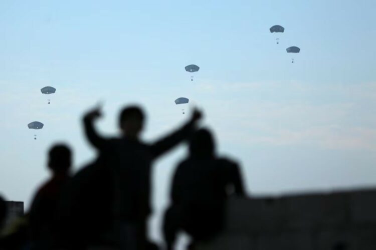 Ciudadanos gazatíes recibieron ayuda humanitaria aérea por parte de EE.UU.