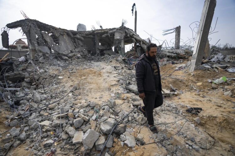 Ciudadanos palestinos entre las ruinas tras bombardeos israelíes en Rafah.