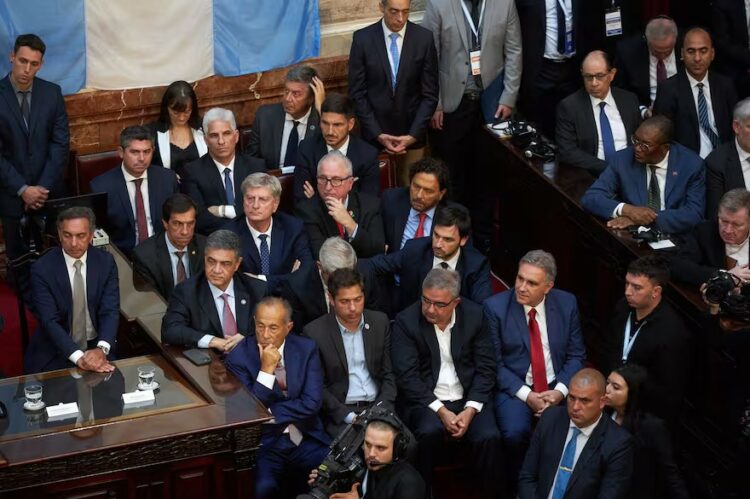 Los gobernadores escuchan el discurso del presidente Javier Milei en el Congreso Nacional.