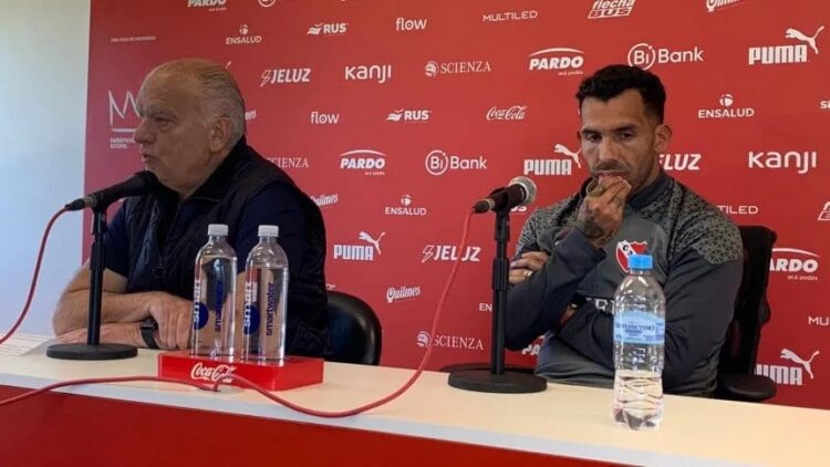 Tevez dio una conferencia de prensa junto a Grindetti, presidente del Rojo.