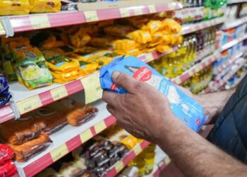La inflación subió al 13,2% en febrero, mientras 7 de cada 10 niños viven en la pobreza en el país